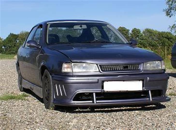 Opel vectra a Solgt - hjelmen er altså ikke skæv bare ikke lukket ordentligt  billede 1