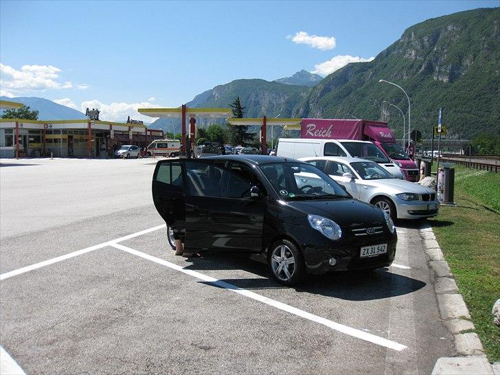 Kia Picanto 1.1 Exclusive - Picantoen på rasteplads ved Trento på vej hjemad fra Lido Di Jesolo 2010. Se flere billeder i mit fotoalbum... billede 20