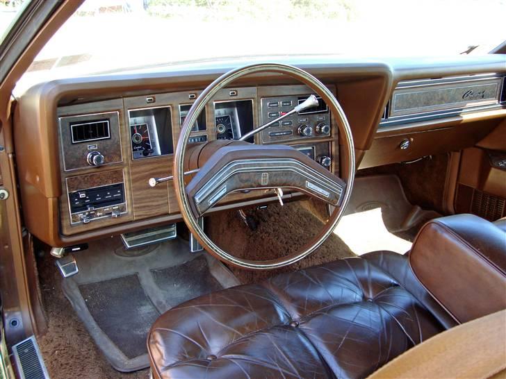 Lincoln Continental Mark IV - Dejligt rat med tilt via blinklysstangen, cruise control og hornet lige ved siden af. billede 8