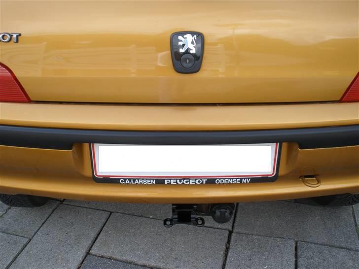 Peugeot 106 XS - Nyt løve-emblem og har fået malet "anhængertrækket" ;) billede 6