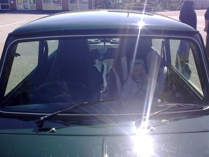 Austin-Morris Mini cooper 1275 Højrestyret - Folk glor altså når de ser knægten sidder i den normale føreside... ;) billede 10