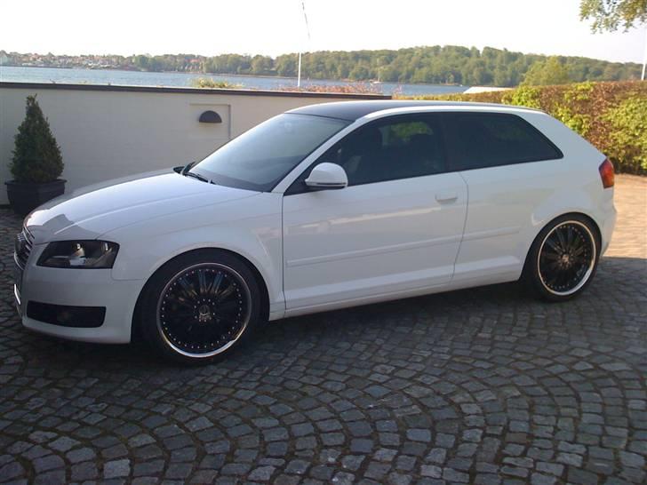 Audi A3 2,0 TDI - Miss Malibu - Et billede af bilen med de gamle fælge i 19" med chromkant - de var desværre for store :-( billede 9