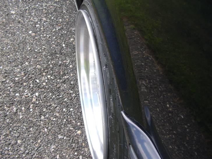 BMW E34 525i - Solgt - 10" brede Keskin KT1 med dækmontering 225/40-18. Giver en god kant :)  billede 4