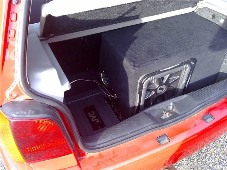 VW POLO 6N - Max. udgangseffekt 1.200 W  RMS udgangseffekt 1.000 W x 1 i 1 ohm, 700 W x 1 i 2 ohm  400 W x 1 i 4 ohm..! Kicker S12L7 12  Power Handling   Peak: 1500 watts  RMS: 750 watts. bygge det hele fra starten, så bleve rigtig glad for det, OG SPILLER VILd billede 9