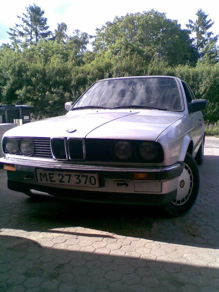 BMW 320i aut billede 2
