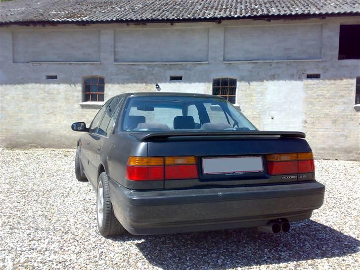 Honda Accord 2.2i - Diverse logoer udspartlet i øverste del af bagklapen billede 9