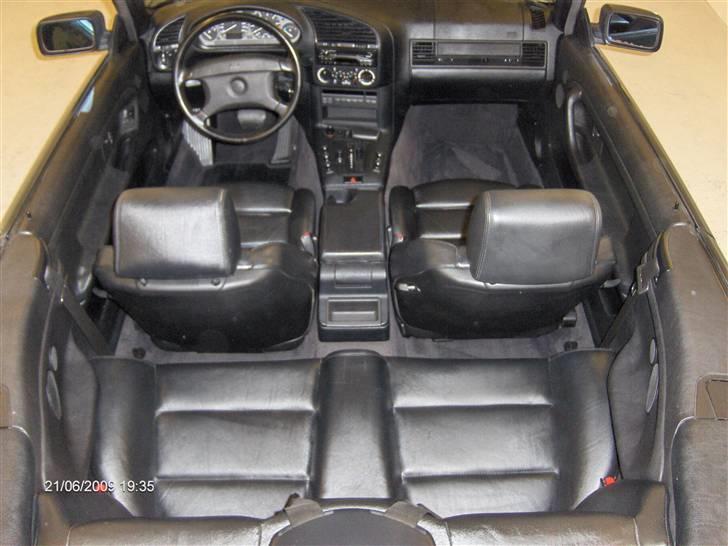 BMW 325i Cabriolet  - Kabinen er velholdt og er netop "ny plejet".... billede 2