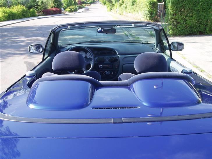 Renault Mégane 2,0 Cab | Solgt | - De to pukler bag bagsæderne for at give den et roadster look.  billede 5