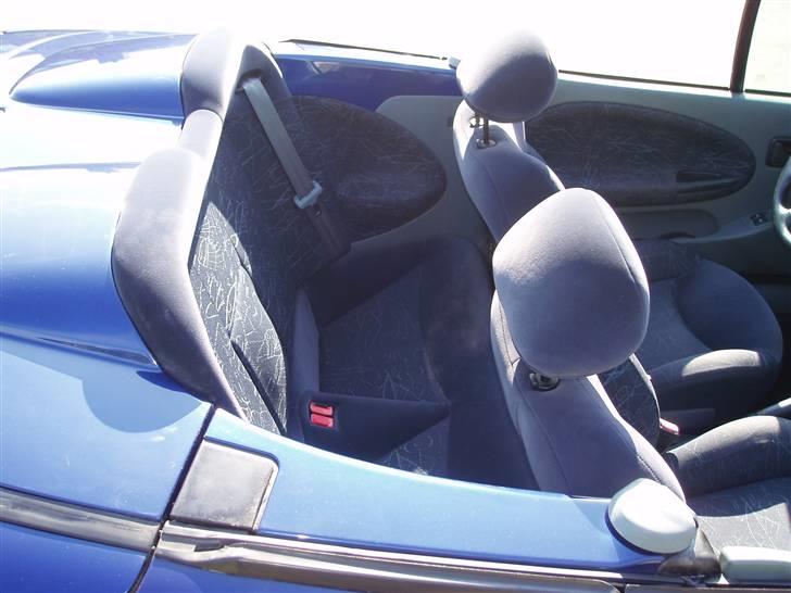 Renault Mégane 2,0 Cab | Solgt | - Hvis forsæderne er helt tilbage, er der absolut nul benplads. billede 7