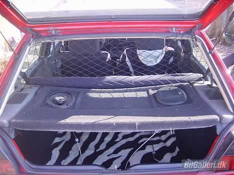 VW 1.6 D *DØD* - Bagerum hvor jeg er ved at bygge om til min hund. billede 6