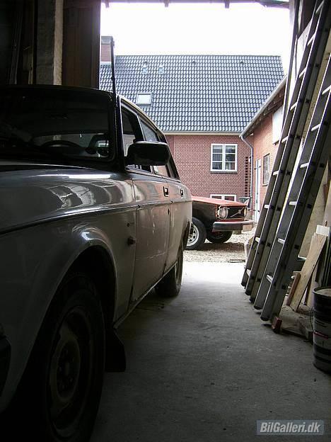 Volvo 240 - 142´eren i baggrunden ;) billede 2