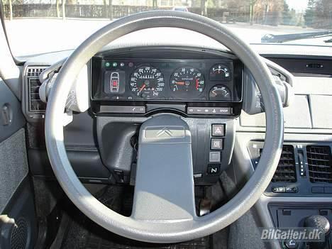 Citroën CX 22 TRS (afhændet) - Stenede franskmænd. Tændingsnøglen sidder til venstre og afviserblink sidder på det venstre "bøffelhorn"... billede 8