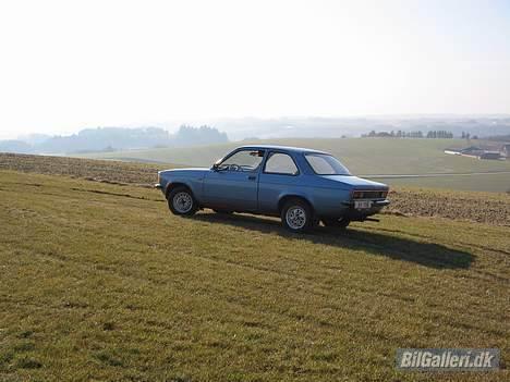 Opel Kadett C 1.2s - Solgt - Gad vide om hun tror, at hun er en rally vogn ? :D billede 5