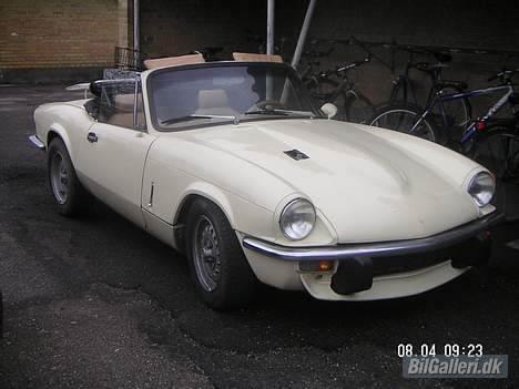 Triumph Spitfire 1500 (2,0 R6) - Den lille ting på hjelmen skal udskiftes med speciellavet alu-afdækning-popnittes fast. billede 3
