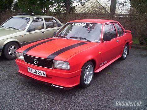 Opel Miss Ascona B - Her holder hun så, den dejlige øse.. billede 1