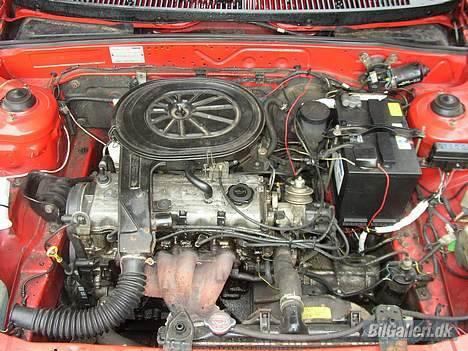Mazda 323 bf  - Det er så den lille motor den har. billede 8