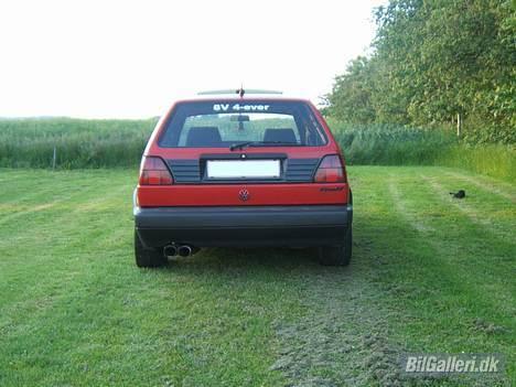 VW golf 2 GT >SOLGT< - hvad synes I om det sorte plastik der sidder på bagklappen imellem baglygterne ??? Har købt lortet ved en fejl, men ville lige se hvordan det så ud... (vil da gerne høre jeres mening så skriv endelig en kommentar til mig) billede 5