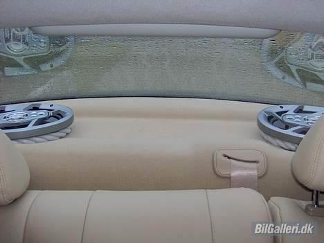 Rover 420 Si (solgt) - Hatte hylderne : ) har måtte været nød til og lave lidt hjemmefusk da bag klappen har 2 stænger som går tværs over i baggage rummet og for at magneterne ikke skulle ramme dem er de "hævet" en smule :) billede 3