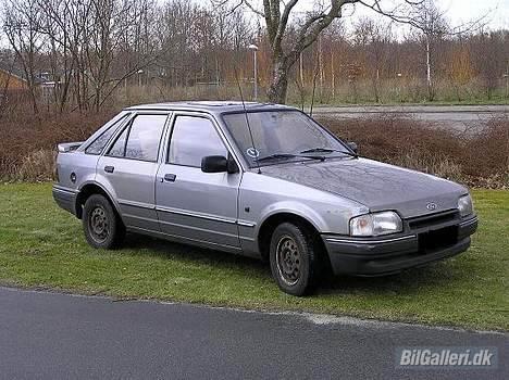 Ford Escort mk4(Dræbt ved syn) - Her er udyret så... Men srålsutter og det hele. billede 1