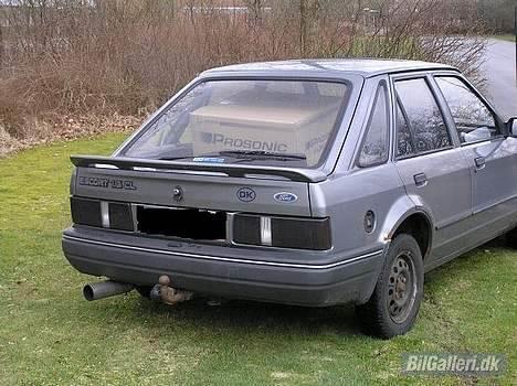 Ford Escort mk4(Dræbt ved syn) - Her er der far´s hjemme lavet baglygter... Gejl ikke... billede 2