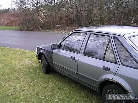 Ford Escort mk4(Dræbt ved syn) - Der er lige kommet ny forskærm på og så skal der lige laves rust i bagskærmen... billede 5