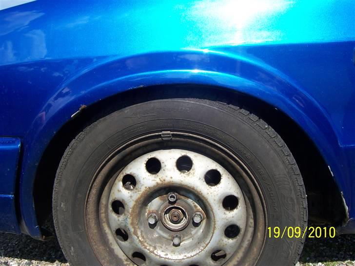 VW golf solgt - lidt surt med den skram og bule for neden i skærmen men det sker når bær kuglen knækker væk billede 16