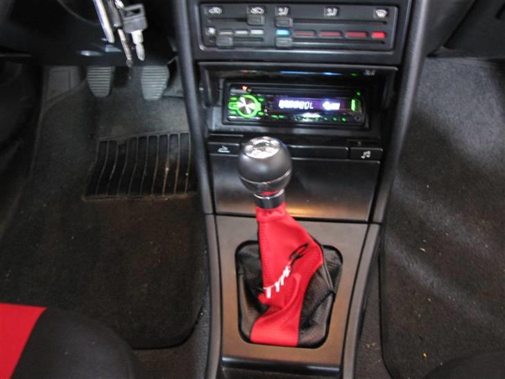 Peugeot 405 GLX (Byttet) - Den nye radio, gearknop og gearmanchet:) billede 6