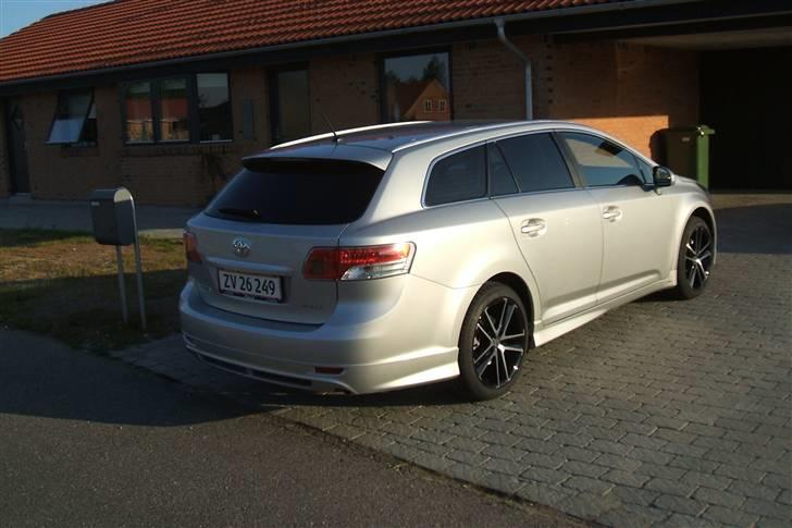 Toyota Avensis 1,8 STW T2 SOLGT billede 1