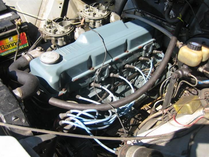 Opel Admiral - motoren i forrige udførelse med to karbs billede 2