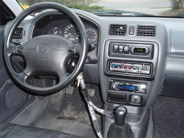 Mazda 323 BA Sedan 1,5 GLX - Kabinen. :) billede 12