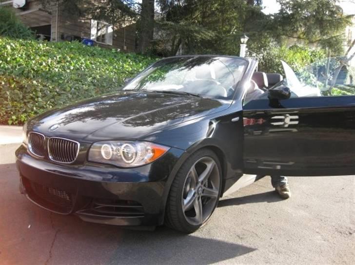 BMW 135i Cabriolet - Bilen er med Amerikanske specs, da jeg bor i Californien billede 1