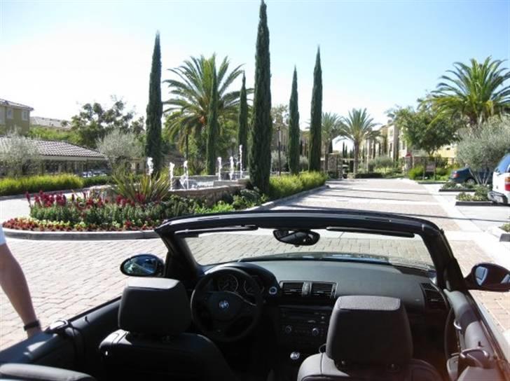 BMW 135i Cabriolet - Parkeret i indkørslen til det boligområde jeg bor i (San Diego) billede 5