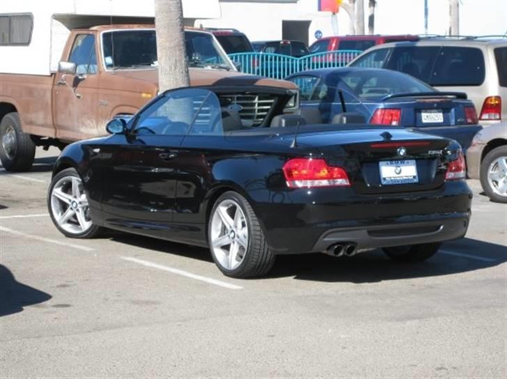 BMW 135i Cabriolet - Billedet er tager få dage efter jeg fik bilen leveret. Bemærk at bilen ikke har nummerplade. Man får først leveret nrpladen efter 4 - 6 uger, men må gerne køre uden indtil da.  billede 9