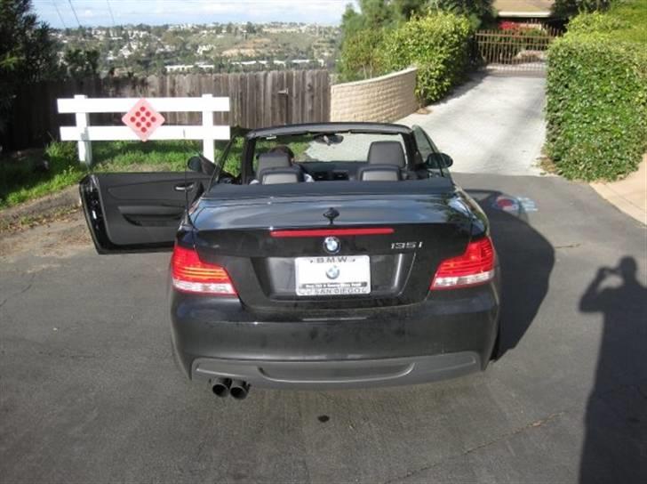BMW 135i Cabriolet - Det er svært at se, men udstødningsrørene er sort chrom... Ser superfedt ud! billede 10