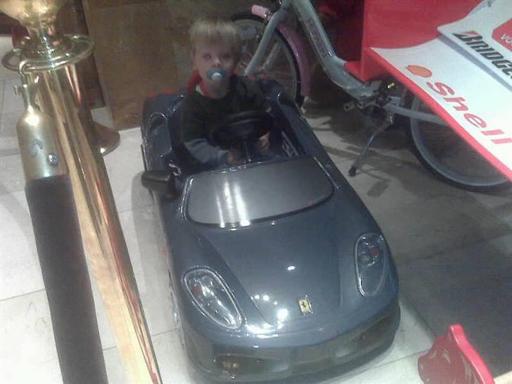 BMW 135i Cabriolet - Jeg ved godt at man ikke skal lægge billeder af andres biler ind, men jeg synes godt lige jeg kunne lægge min søns første tur i en Ferrari ind... :-) billede 11