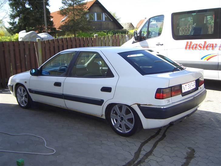 Citroën Xantia 1.8i (Skrottet) - Lige modtaget efter montering af alufælge - pænt når den er sænket, men det kan man ikke køre med. billede 1