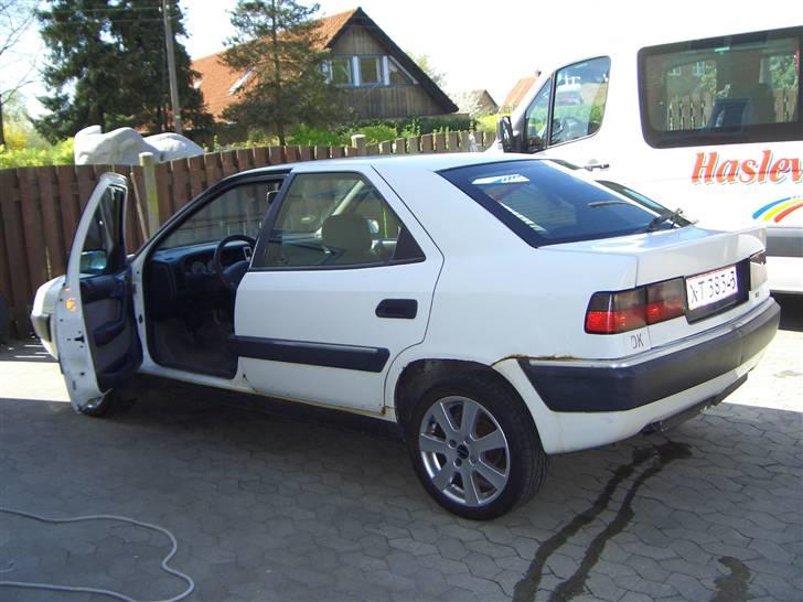 Citroën Xantia 1.8i (Skrottet) - Nivuet skal laves - her står den standard med alufælge. billede 2