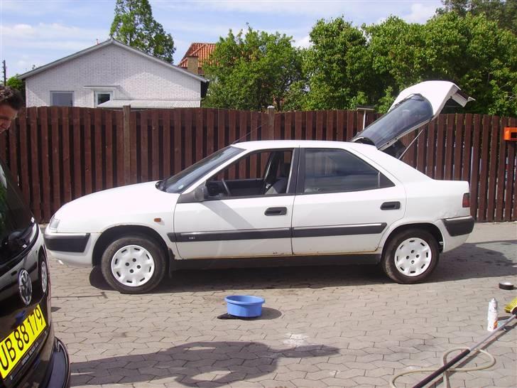 Citroën Xantia 1.8i (Skrottet) - Har nu fået standard hjul på med nymalet kapsler i stedet - står i top hævet tilstand billede 3