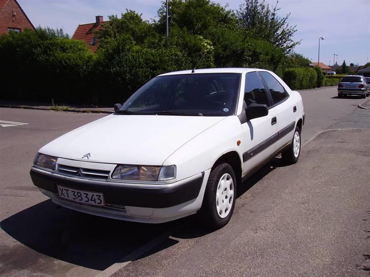 Citroën Xantia 1.8i (Skrottet) - Ved ikke hvad, men den ser nu lidt frækkere ud med hvide kapsler end med sølv ...  billede 13