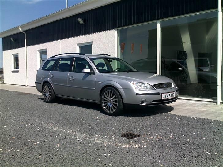 Ford Mondeo Trend - Da jeg hentede den hos forhandleren ...der er sket lidt ...fælge og sænkning og hvide blink  billede 6