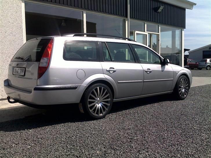 Ford Mondeo Trend - Da jeg hentede den hos forhandleren ...der er sket lidt ...fælge og sænkning og hvide blink....stadig med klister på bagdæk fra fælg-manden billede 7