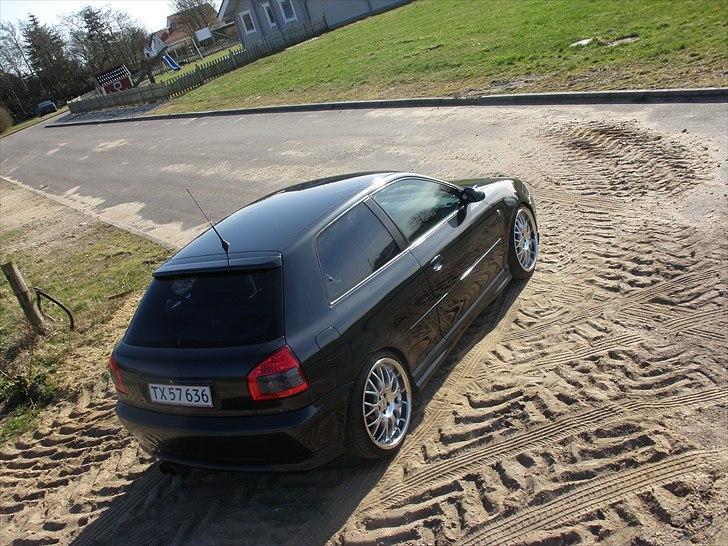 Audi A3 1,8T - Solgt - Jeg måtte faktisk op at stå på en stak paller, for at tage billedet overnfra hehe  billede 8