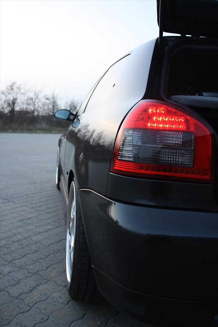 Audi A3 1,8T - Solgt - De nye lygter, de passer SÅ godt til den, efter min smag.  billede 11