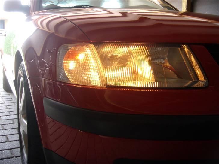 VW Passat 1,6 3B Comfortline (SOLGT) - P-lys fatning monteret i blinklyslygten billede 9