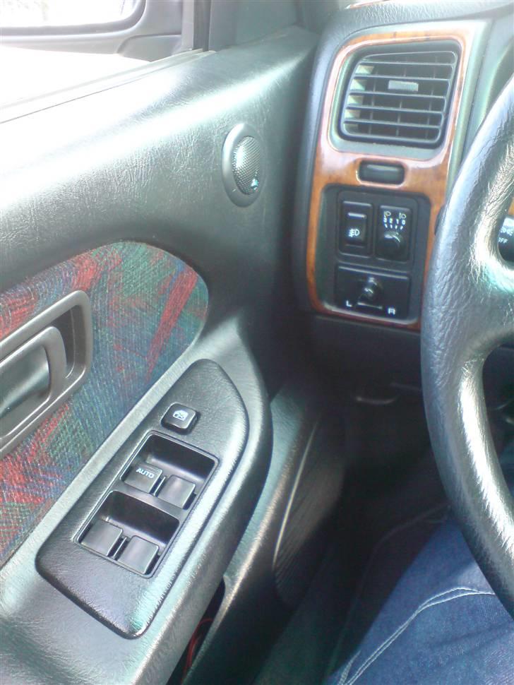 Nissan Almera SR - Diskanter i dørsiden billede 12