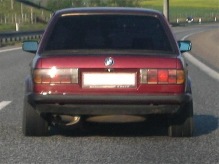 BMW E30 320i @ noget andet - ja, sådan endte bagenden op - lav og med et sæt brede hjul, bagskørtet er på vej .. billede 2