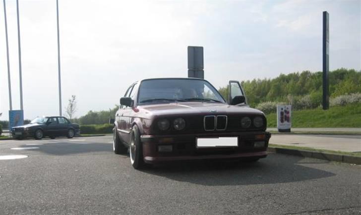 BMW E30 320i @ noget andet - ja lidt forfra, med Schnitzer fronten og lidt brede hjul billede 1