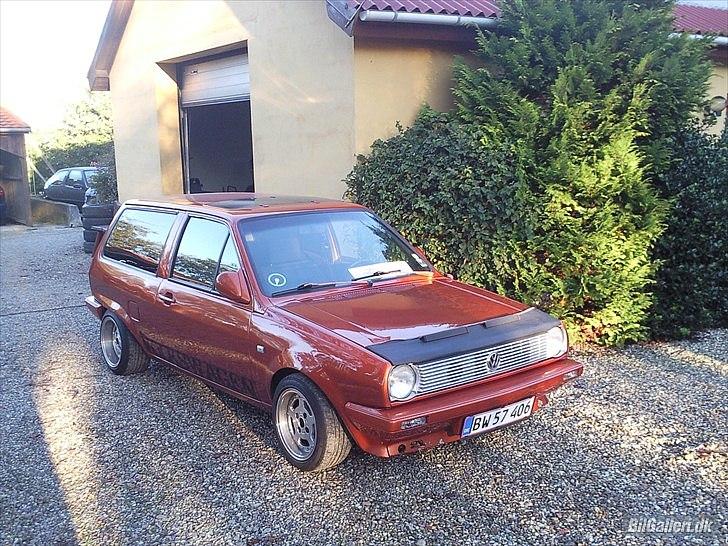 VW Polo 2 86C *1,3 GT* LOWRIDER - Dette er et nyt billed med stenslagsbeskytter billede 2