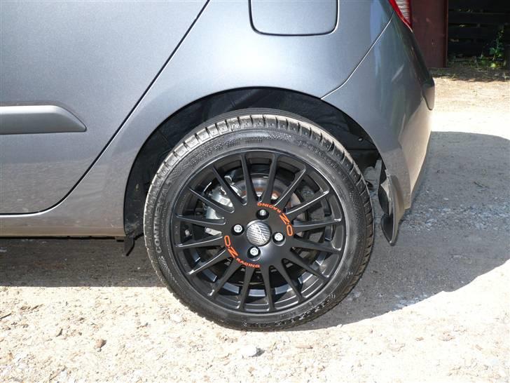 Hyundai I10 Sport "Loke" *Solgt* - De dejlige OZ fælge. Den mat sorte passer virkelig godt til den koksgrå lak synes jeg.  billede 17