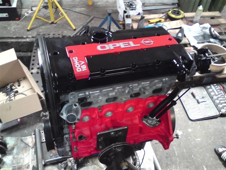 Opel astra f caravan turbo - ventil dæksel er lakeret i samme farve som bil, ser godt ud billede 9